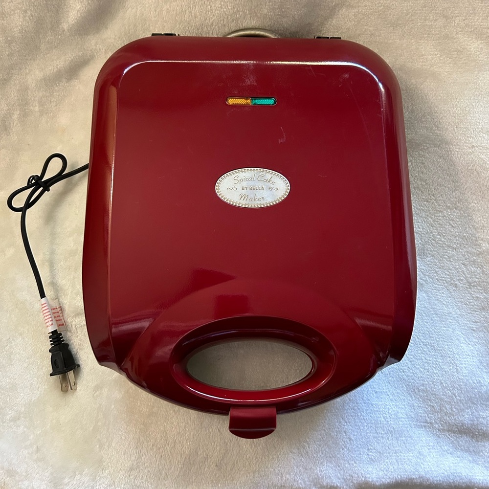 Spiral cake maker by Bella